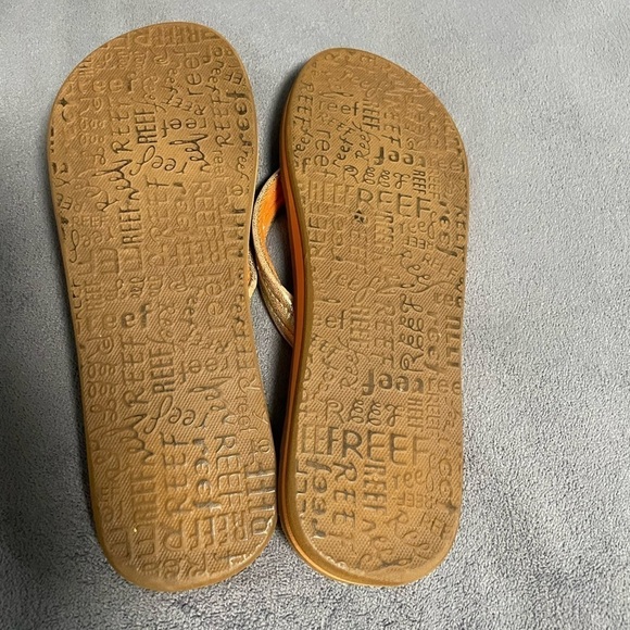 Reef Kids Ahi Flip Flops in metallic with animal print footbed. Size 6 - Picture 6 of 7